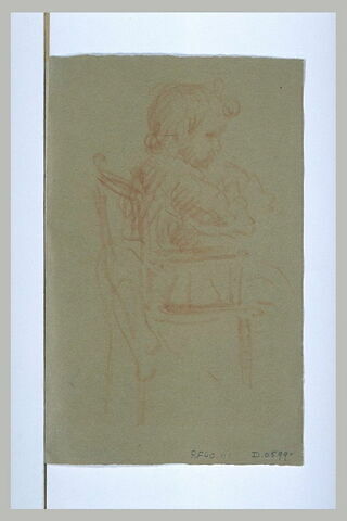 Jeune enfant assis sur une chaise haute, de profil