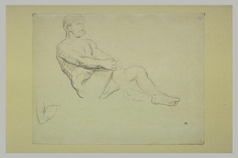 Homme nu, assis sur le sol, de profil, image 1/1