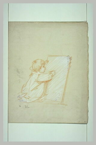 Paulette enfant, à genoux, dessinant sur une grande feuille