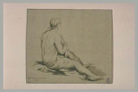 Figure à demi nue, assise sur le sol, tenant un pipeau, image 1/1