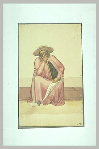Homme coiffé d'un chapeau, assis, tenant un grand livre sous le bras gauche