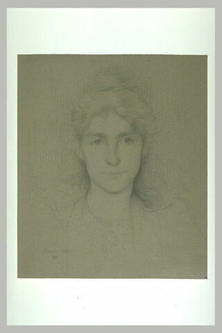 Portrait de femme, en buste, de face, cheveux mi-long