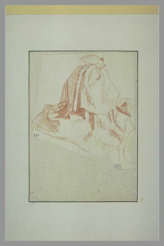 Homme vêtu d'une cape, assis, vu de dos, image 1/1