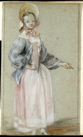 Jeune femme coiffée d'un chapeau, vue en pied, la main droite sur la hanche