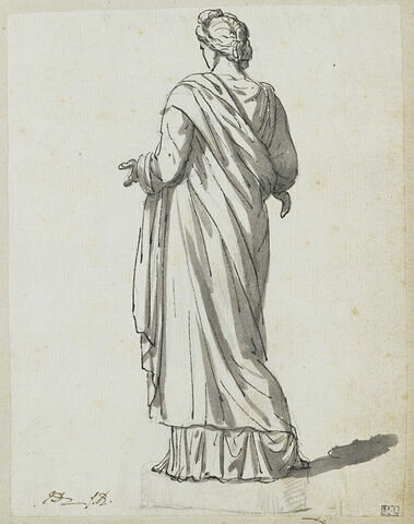 Femme debout, vue de dos, sur un socle