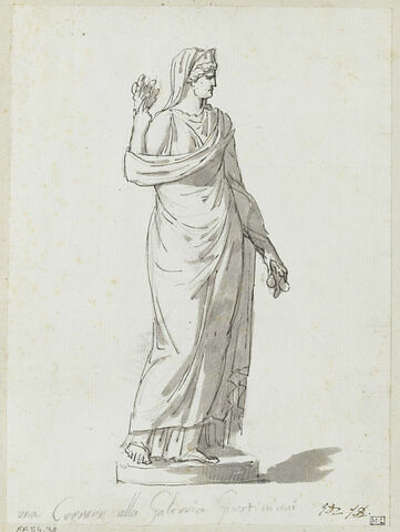 Femme debout, vue de trois-quarts et tournée vers la droite, sur un socle
