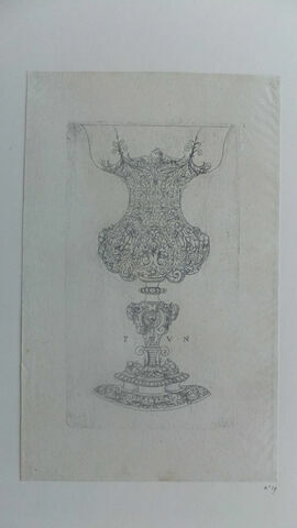 Vase en forme de calice avec arabesques et figurines, image 1/2