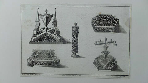 Cinq ornements, objets de bijouterie, un petit vase en hauteur au milieu, image 1/2