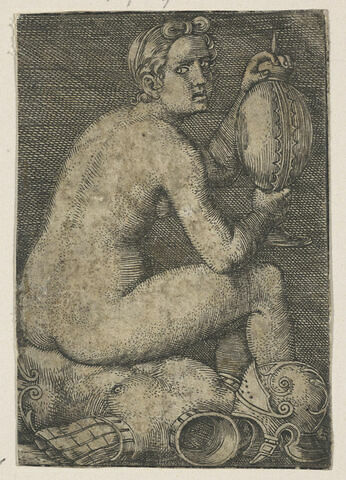 Femme nue assise sur une cuirasse