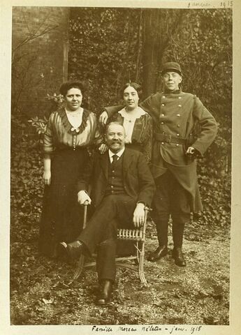Photographie d'Etienne Moreau-Nélaton, de ses deux filles et de son fils