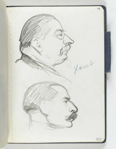 En haut, tête d'homme joufflu, moustachu, avec petites lunettes, de profil à droite. En bas, tête d'homme moustachu, au nez busqué, de profil à droite