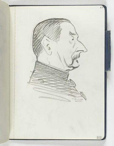 Homme vu en buste, de profil à droite, avec nez pointu et petite moustache, col officier et boutons