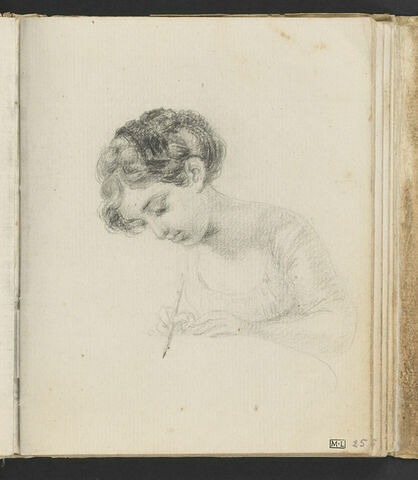 Jeune femme, vue en buste, assise à une table, en train d'écrire ou de dessiner à la plume : Celeste Coltellini Meuricoffre ?, image 1/3