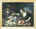 Femme prenant un fruit dans une coupe de fleurs et de fruits, image 3/4