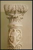 Colonne décorée de pampres et couronnée d'un chapiteau composite, avec base et tailloir, image 9/12