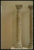 Colonne décorée de pampres et couronnée d'un chapiteau composite, avec base et tailloir, image 11/12