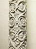 Colonne décorée de pampres et couronnée d'un chapiteau composite, avec base et tailloir, image 3/12