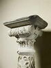Colonne décorée de pampres et couronnée d'un chapiteau composite, avec base et tailloir, image 4/12