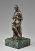 Statuette : femme se tressant les cheveux, image 2/9