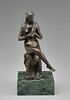 Statuette : femme se tressant les cheveux, image 3/9