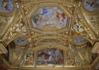 Plafond : Salle des Antonins - Les Génies de la Gloire (deux Amours dont l'un tient deux couronnes de lauriers), sur la voûte, côté est, au nord., image 2/2
