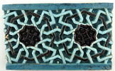 Fragment de carreau de revêtement à décor d'étoiles à huit branches et d'octogones, image 1/3