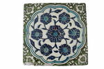 Carreau à fond vert et décor fleuronné à médaillon polylobé à composition florale tourbillonnante, image 4/4