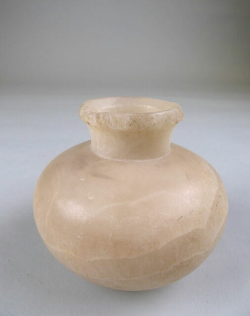 Vase Et Statuette à Albâtre Dans La Boutique De Souvenirs égyptienne