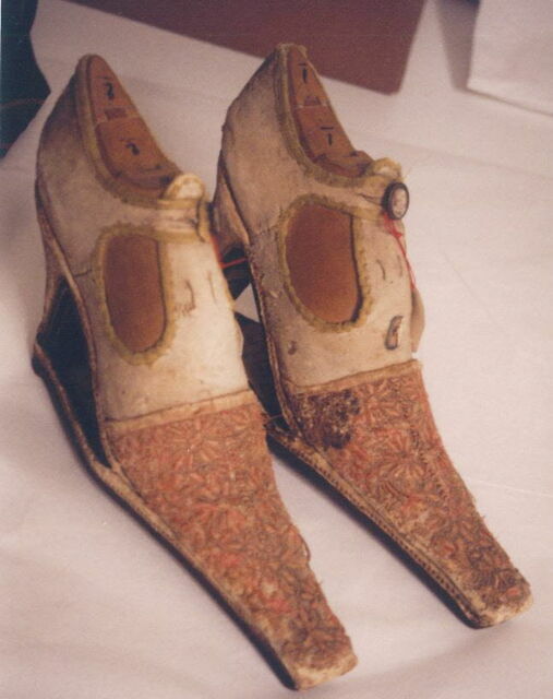 Soulier de femme d une paire Louvre Collections