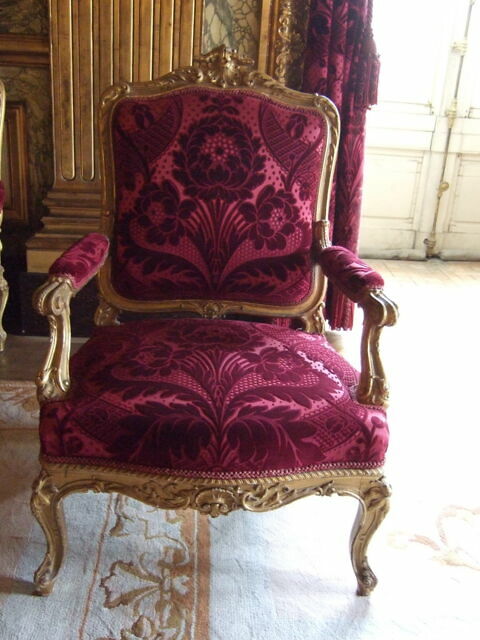 Fauteuil style Louis XV velours bordeaux – bois sculpté - Ameublement