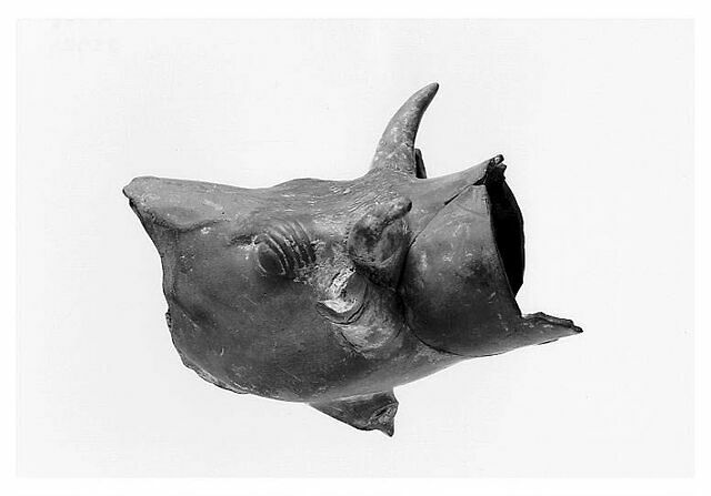 rhyton ; vase plastique