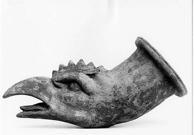 rhyton ; vase plastique