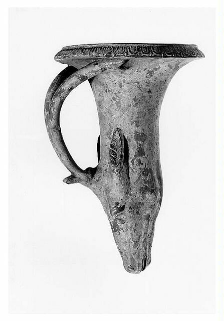 rhyton ; vase plastique