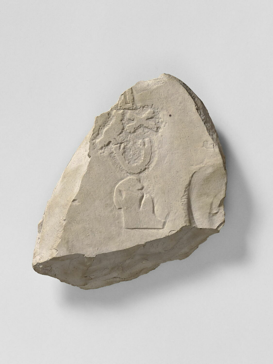 stèle irrégulière, époque thinite (contexte de fouilles) (-3100 - -2750)