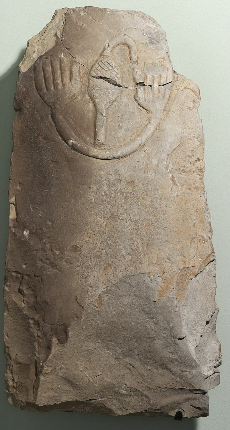 stèle irrégulière, époque thinite ; Djer (contexte de fouilles) (-3100 - -2750)