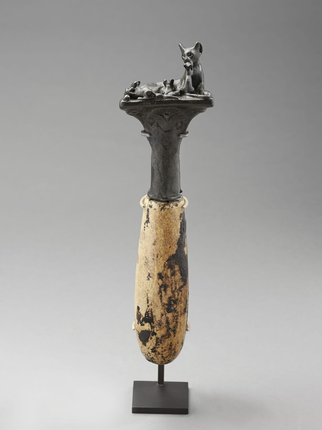 figurine ; enseigne divine, Basse Époque (attribution d'après style) (-664 - -332)