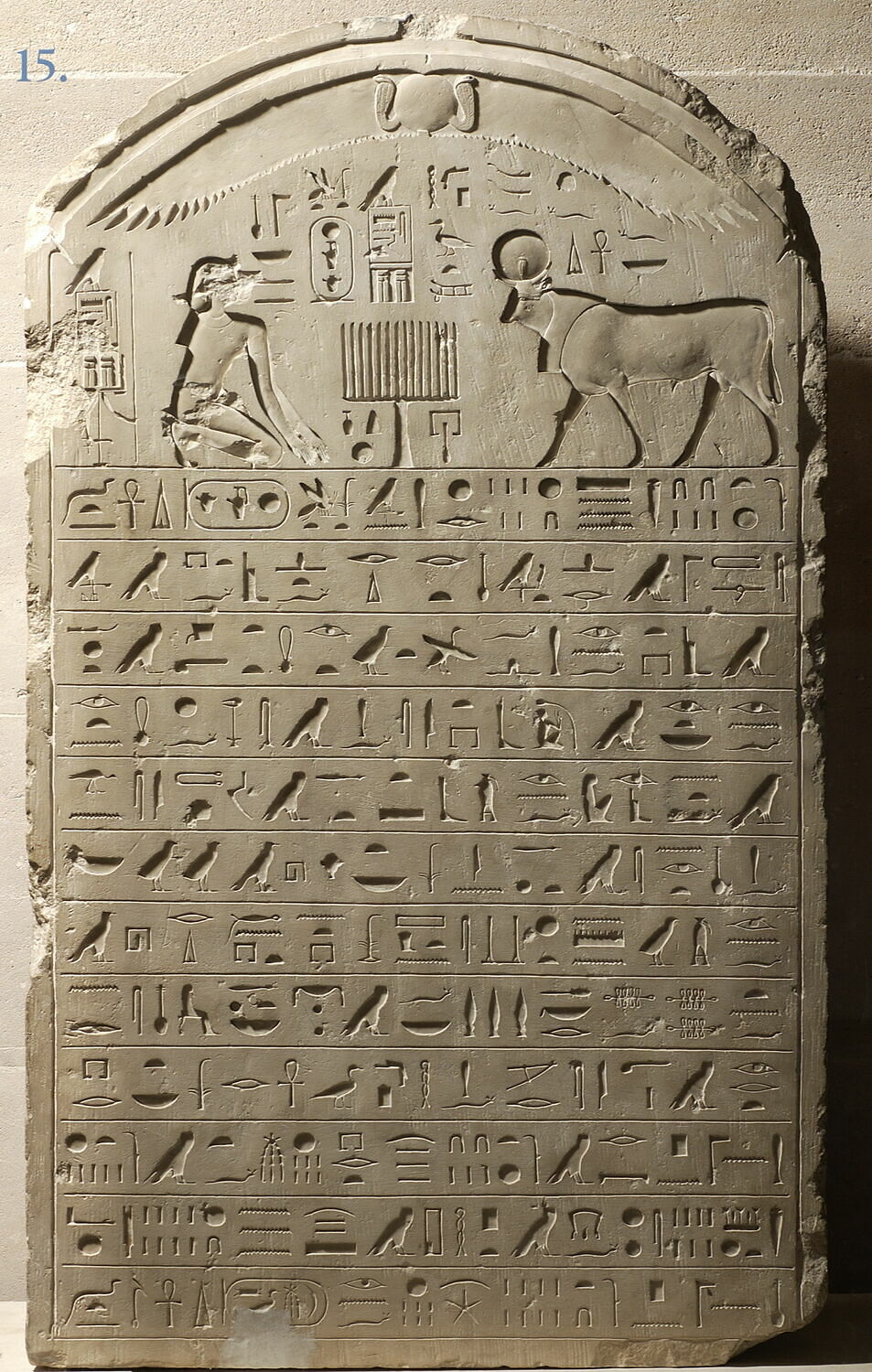 stèle cintrée, Khenemibrê Amasis (stèle du taureau né en l'an 5 et mort en l'an 23 d'Amasis) (mention de règne) (-570 - -526)