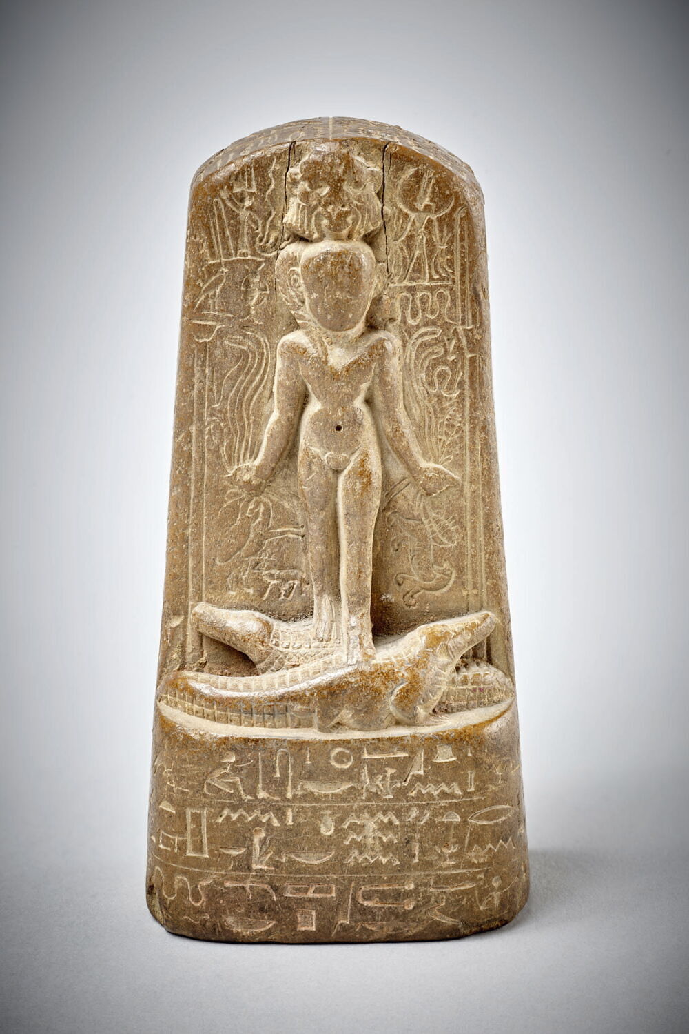 stèle d'Horus ; stèle cintrée, 332–30 до н. э.
