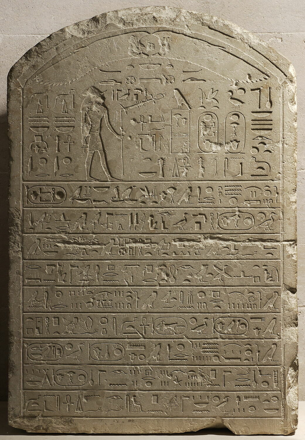 stèle cintrée, Hââibrê Apriès (Apis né en l'an 16 de Nékao II; mort en l'an 12 d'Apriès) (mention de personnage) (-589 - -570)