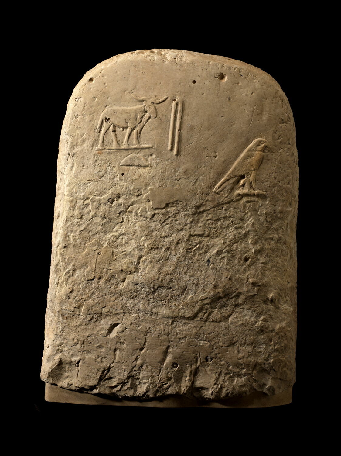 stèle cintrée, époque thinite (contexte de fouilles) (-3100 - -2750)