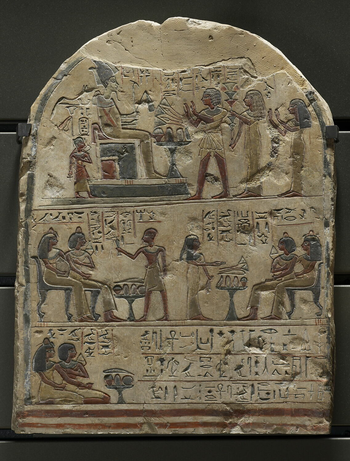 stèle cintrée ; stèle à trois registres, milieu XVIIIe dynastie (-1425 - -1349)