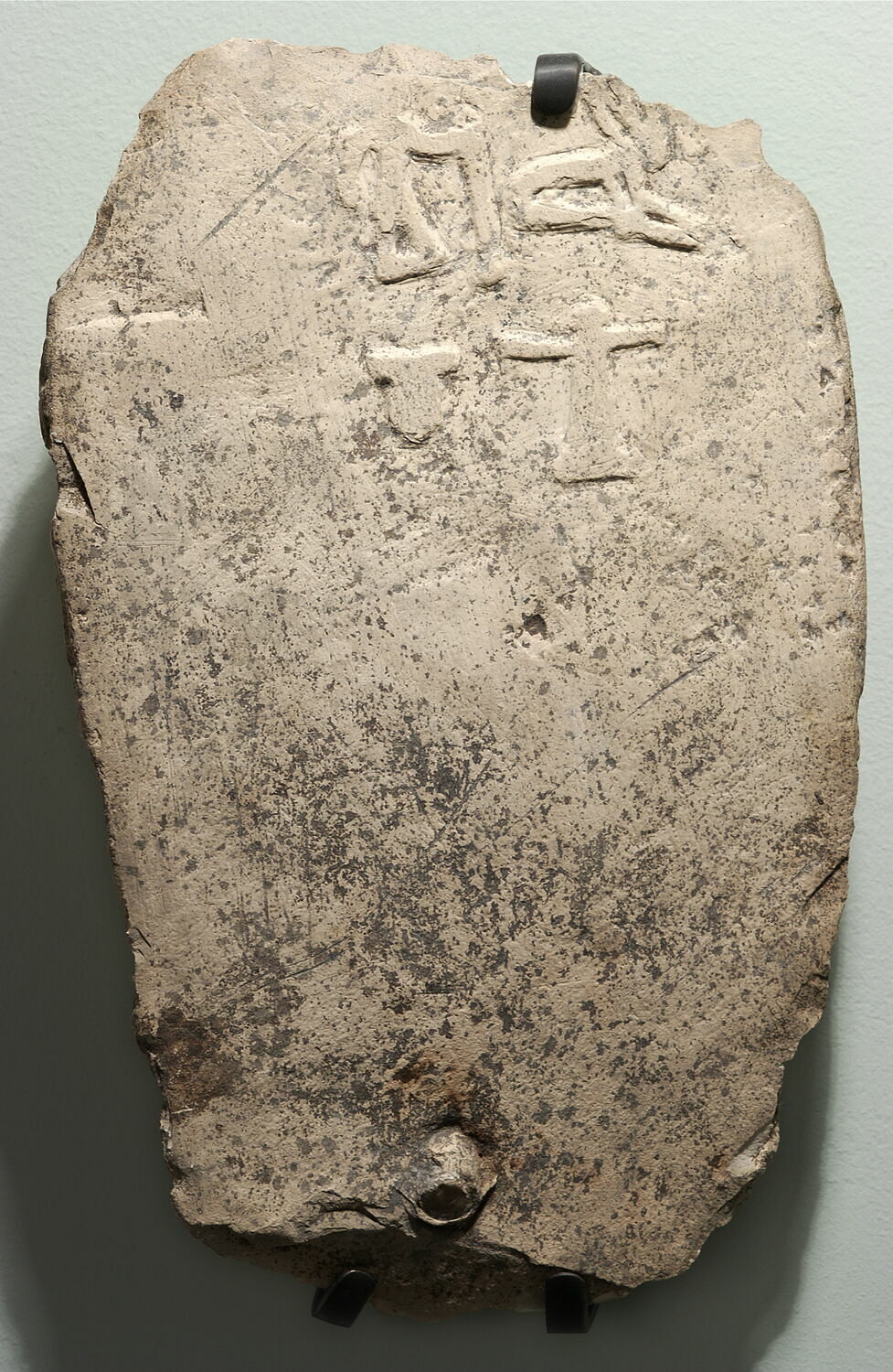 stèle irrégulière, Ière dynastie (contexte de fouilles) (-3100 - -2900)