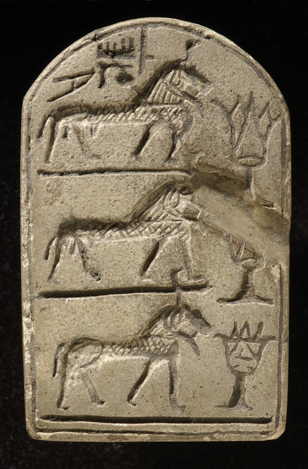 stèle miniature ; stèle cintrée ; amulette, Nouvel Empire (?) (attribution d'après style) (-1539 - -1069)