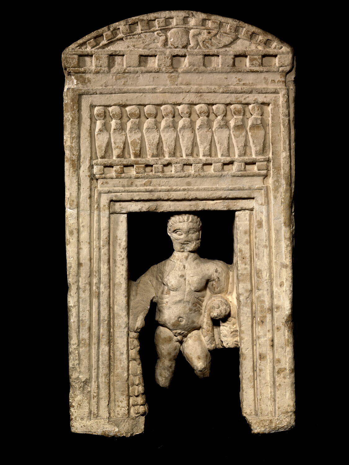 stèle cintrée, époque romaine (attribution d'après style) (200 - 299)