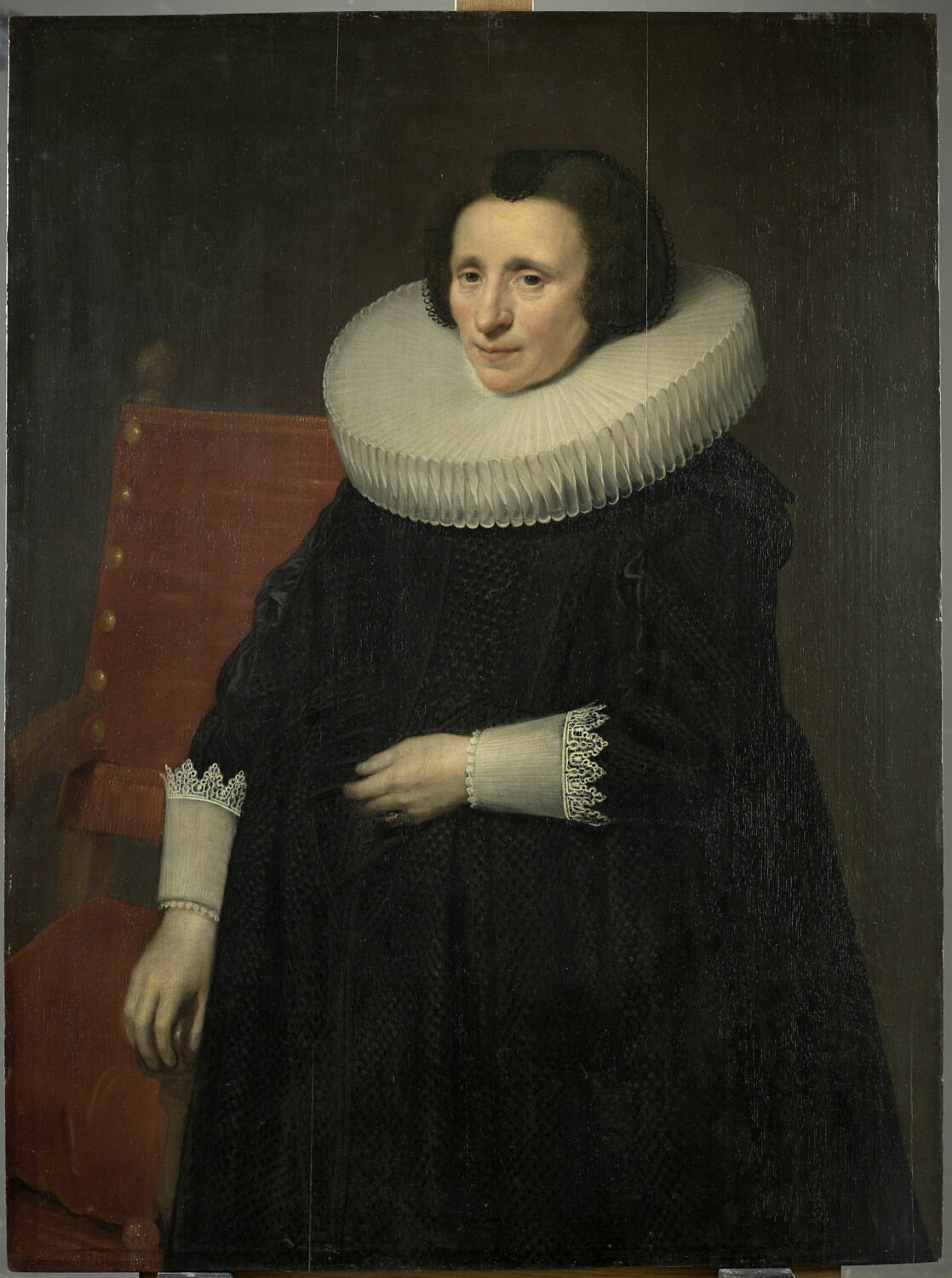 Portrait d'une femme âgée de cinquante-quatre ans, la main droite posée sur le bras d’un fauteuil, Ravesteyn, Jan Anthonisz van, 2e quart du XVIIe siècle (1633)