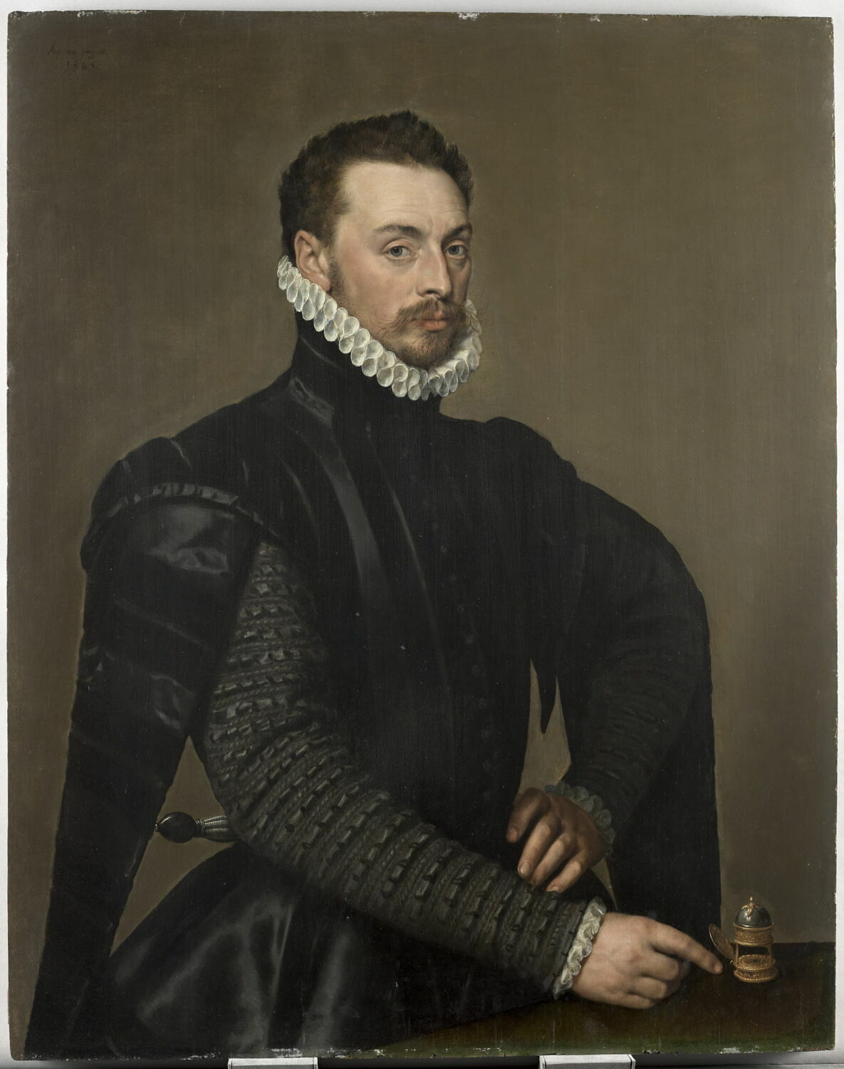 Portrait d'homme désignant une horloge de table, Mor van Dashorst, Anthonis, 3e quart du XVIe siècle (1565)
