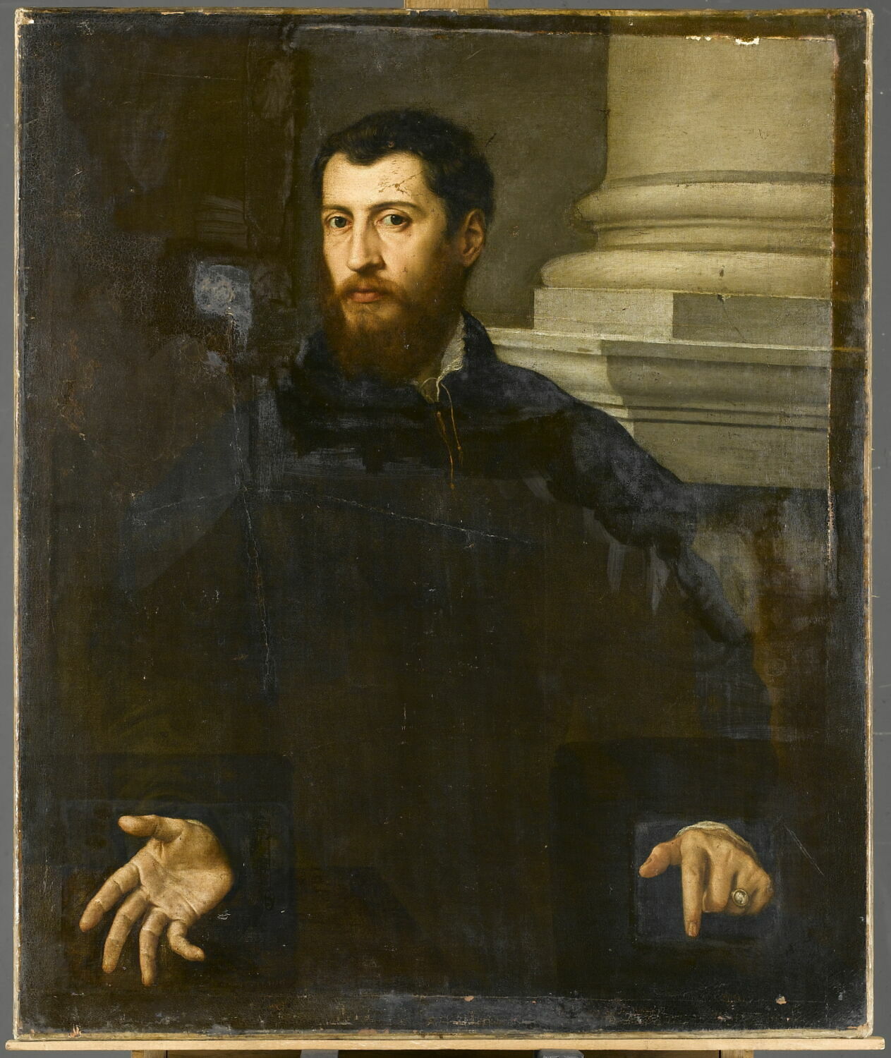 Homme assis près d'une colonne, main droite ouverte (montrant quelque chose ?), avec un camée à l'annulaire de l'autre main, Titien, 2e moitié du XVIe siècle (1550 - 1600)