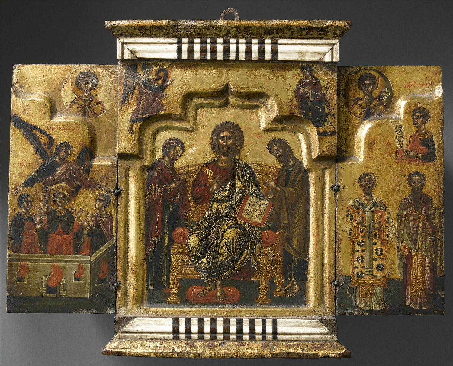 Triptyque à volets mobiles :au centre : La Déisis (le Christ trônant entouré des deux intercesseurs : la Vierge et saint Jean Baptiste) ;
au-dessus : L’Annonciation (à gauche, l’archange Gabriel ; à droite, la Vierge filant).