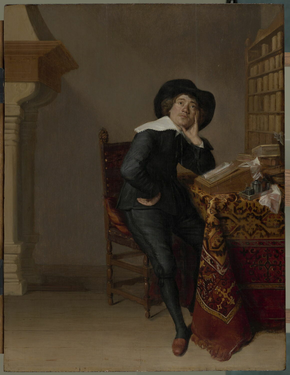 Homme assis à son bureau