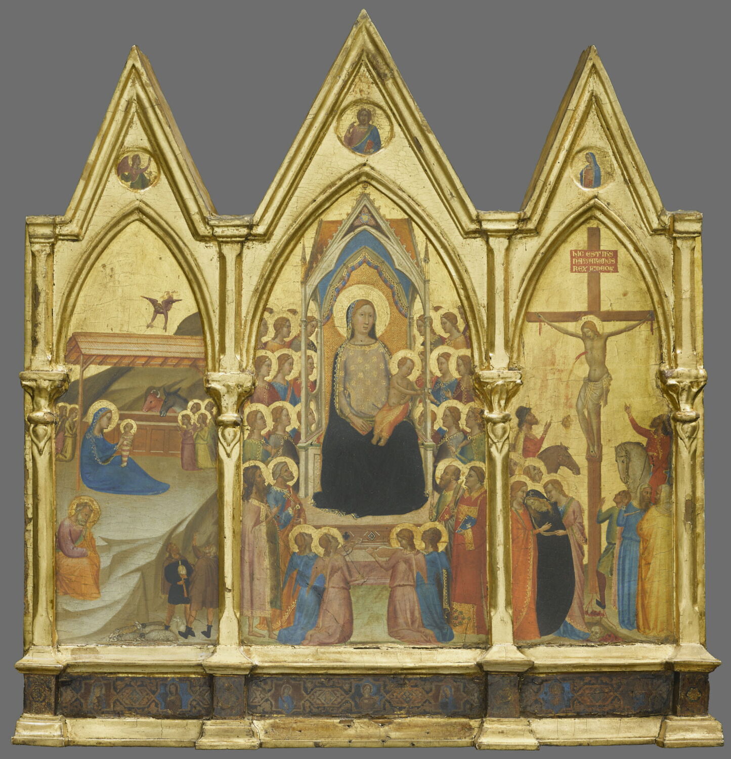 Triptyque fixe : au centre, La Vierge et l'Enfant entourés de vingt anges et de quatre saints (Jean Baptiste et Pierre d'une part, Paul et Laurent [?] de l'autre); à gauche, La Nativité ; à droite, La Crucifixion ; à l'intérieur des gâbles, médaillons polylobés contenant l'Ange de l'Annonciation, Dieu le Père, la Vierge de l'Annonciation, Daddi, Bernardo, 2e quart du XIVe siècle (1325 - 1350)